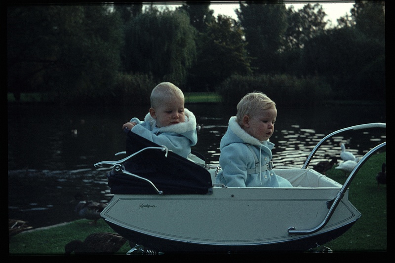 05.Wilhelminapark sep 1964 Brigitte,Marion.JPG